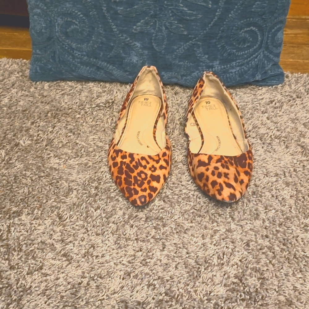 Size 10 women's slip on flats